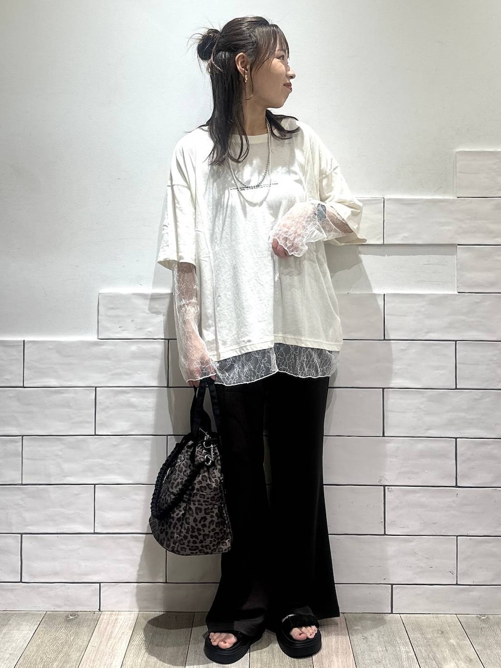 その他のショルダーバッグ、ブラック系のサンダル、ホワイト系のTシャツ/カットソーを着用したレディースの夏コーディネートの1枚目の写真