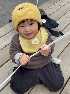 「BREEZE（ブリーズ）のカラーニット帽_ウォッシャブル（ニットキャップ/ビーニー、イエロー系）」を使った、KYO*AYAさん（キッズ・100cm）の秋コーディネート