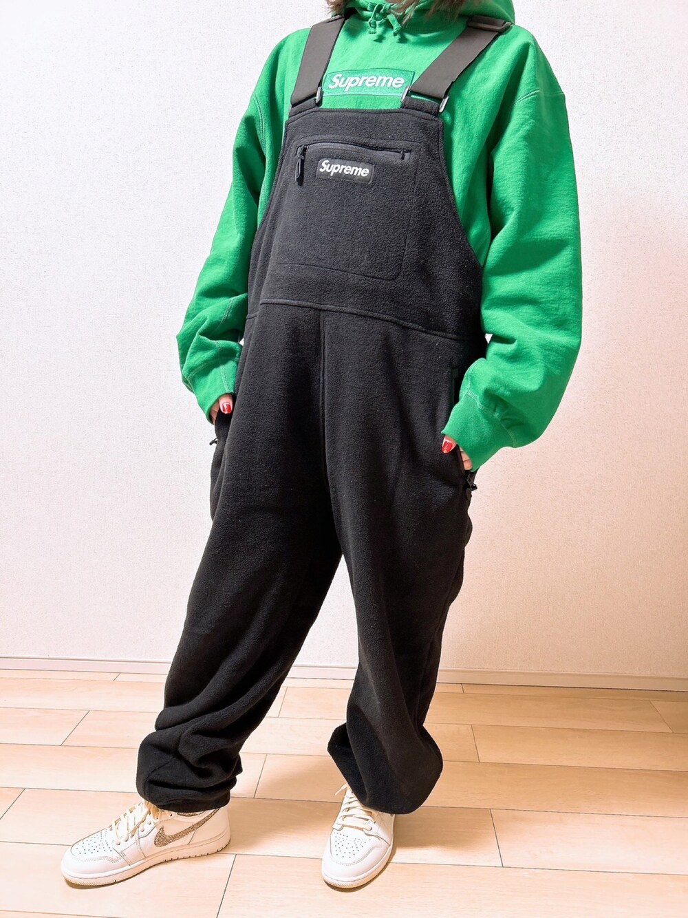 「supreme、boxlogohoodie」｜「Supreme のアイテム（つなぎ/オールインワン、ブラック系）」を使った、cocoさん（骨格ウェーブ・レディース・166cm）の冬コーディネートの1枚目の写真