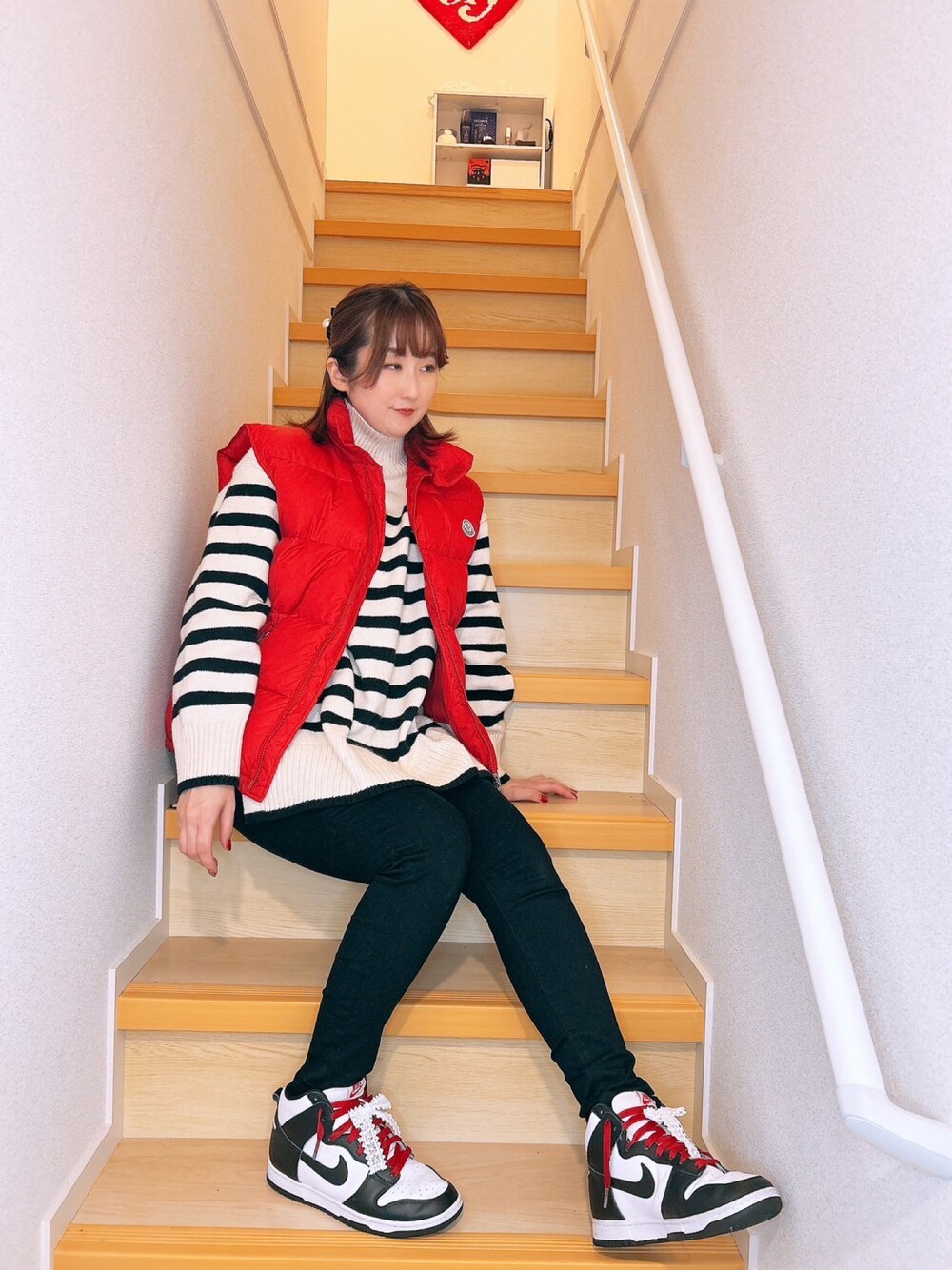 「MONCLERのアイテム（ダウンベスト、レッド系）」を使った、cocoさん（骨格ウェーブ・レディース・166cm）の冬コーディネートの1枚目の写真