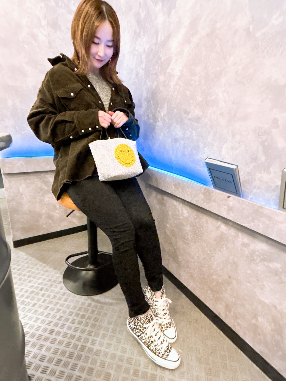 「converse、コンバース、コンバース オールスター、コンバース ハイカット、leopard、レオパード、ひょう柄、アニマル柄、キラキラ、キラキラバッグ、スキニー、黒スキニー、ストリート」｜「Wranglerのアイテム（シャツ/ブラウス、ブラウン系）」を使った、cocoさん（骨格ウェーブ・レディース・166cm）の冬コーディネートの1枚目の写真