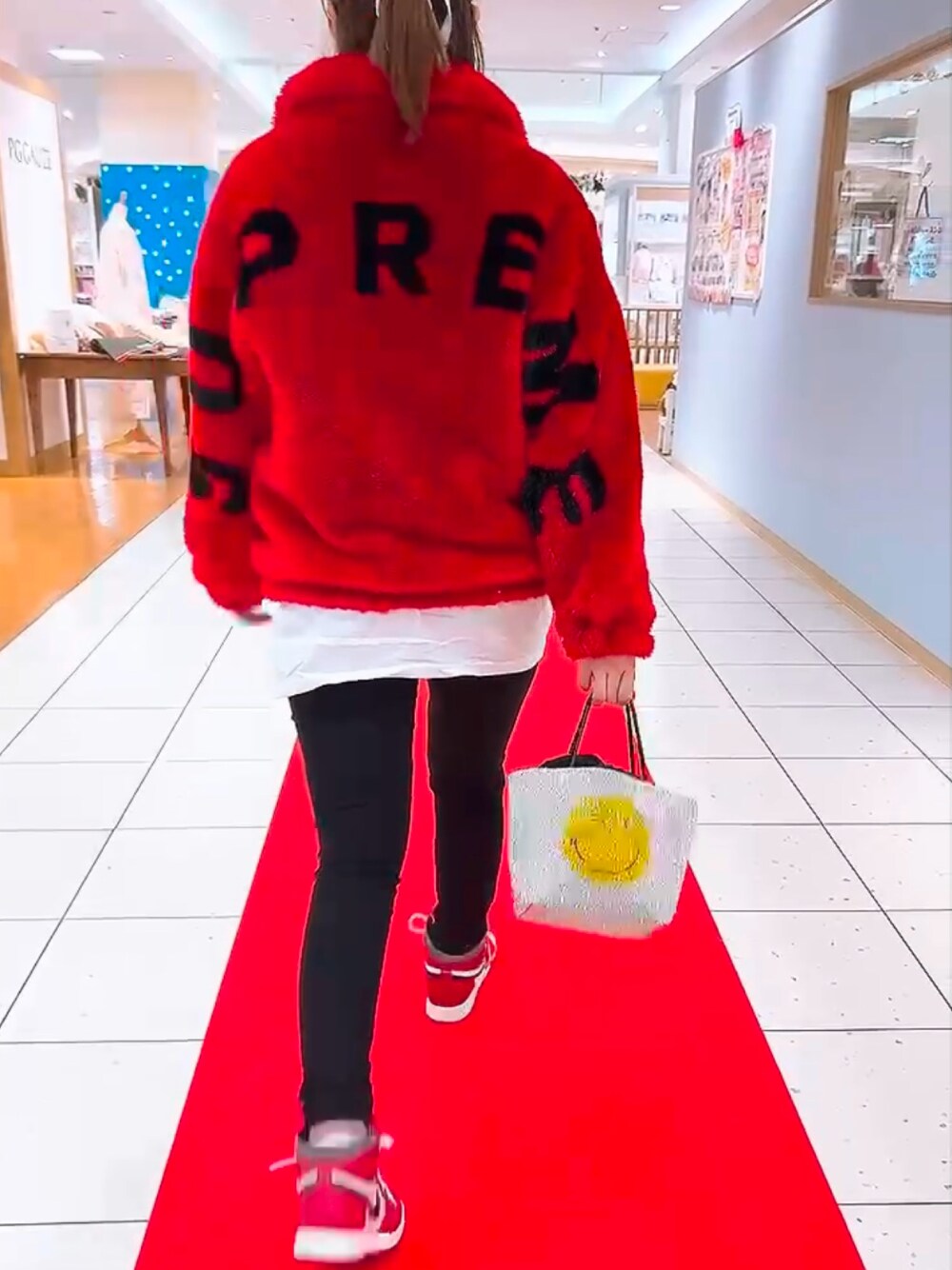 「NIKE、nike、AIR JORDAN１、air jordan 1、chicago、supreme Faux Fur Bomber Jacket、シュプリーム、ファージャケット、supreme」｜「Supreme のアイテム（ブルゾン、レッド系）」を使った、cocoさん（骨格ウェーブ・レディース・166cm）の冬コーディネートの1枚目の写真