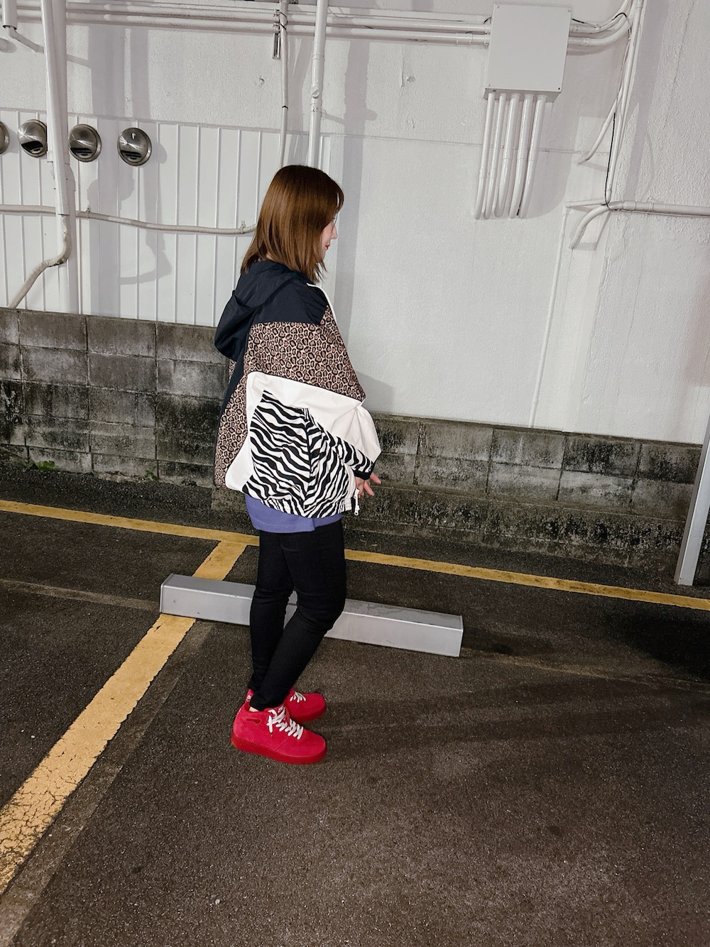 「NIKE、nike、キースナイキアニマルジャケット、kith、レオパード、アニマル柄、トラックジャケット、パーカー、パーカージャケット、スキニー、黒スキニー、ストリート」｜「NIKEのアイテム（ナイロンジャケット、ホワイト系）」を使った、cocoさん（骨格ウェーブ・レディース・166cm）の冬コーディネートの1枚目の写真