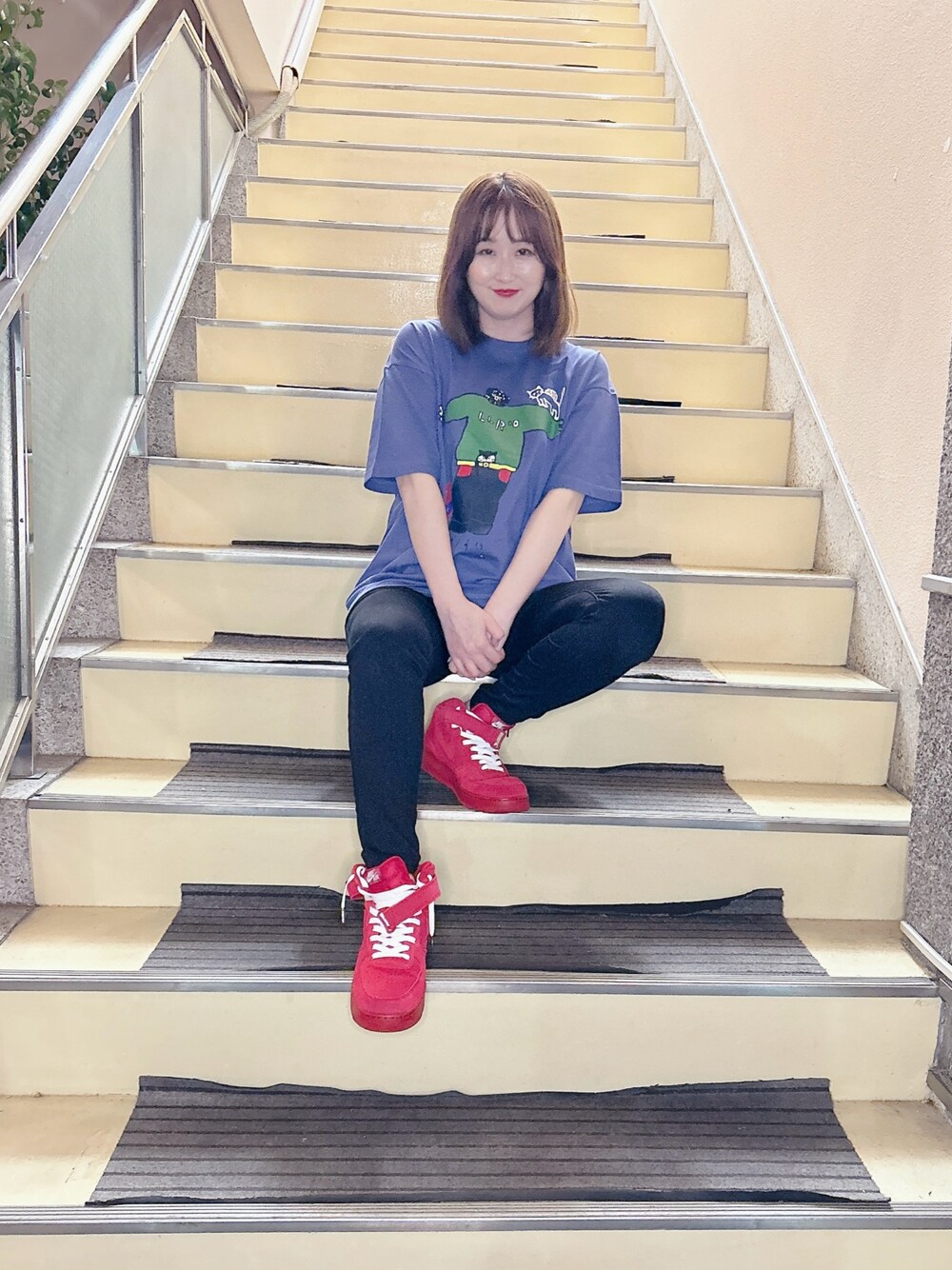 「pony canyonのアイテム（Tシャツ/カットソー、ブルー系）」を使った、cocoさん（骨格ウェーブ・レディース・166cm）の冬コーディネートの1枚目の写真