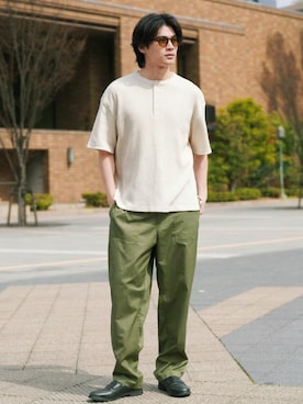 「jiggys shop（ジギーズショップ）のストレッチ ワイドシルエット イージー ベイカーパンツ（その他パンツ、グリーン系）」を使った、JIGGYS SHOP PRESSさん（メンズ・180cm）の春コーディネート