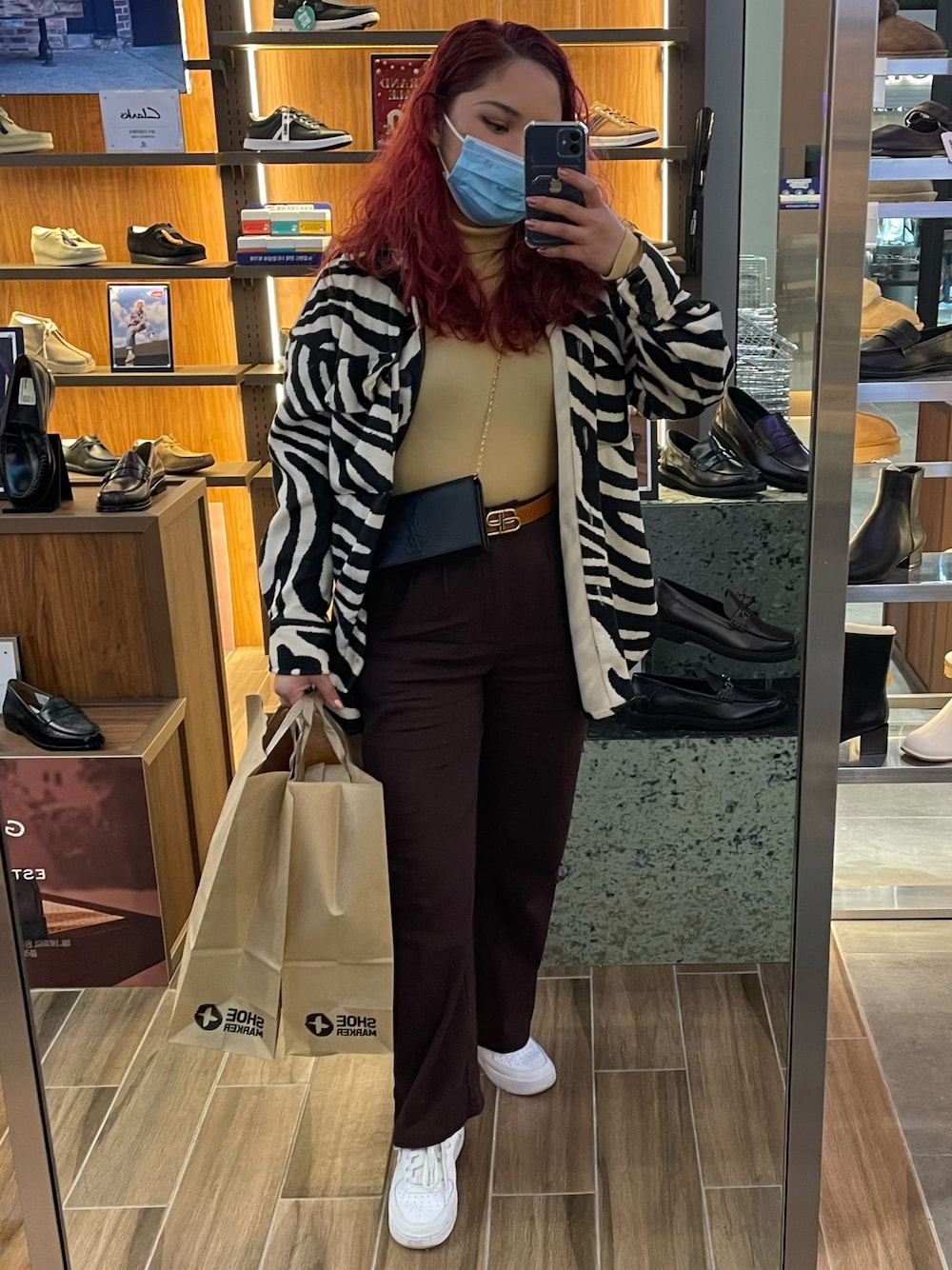 SAINT LAURENT PARISのウォレットチェーンを使った人気ファッション