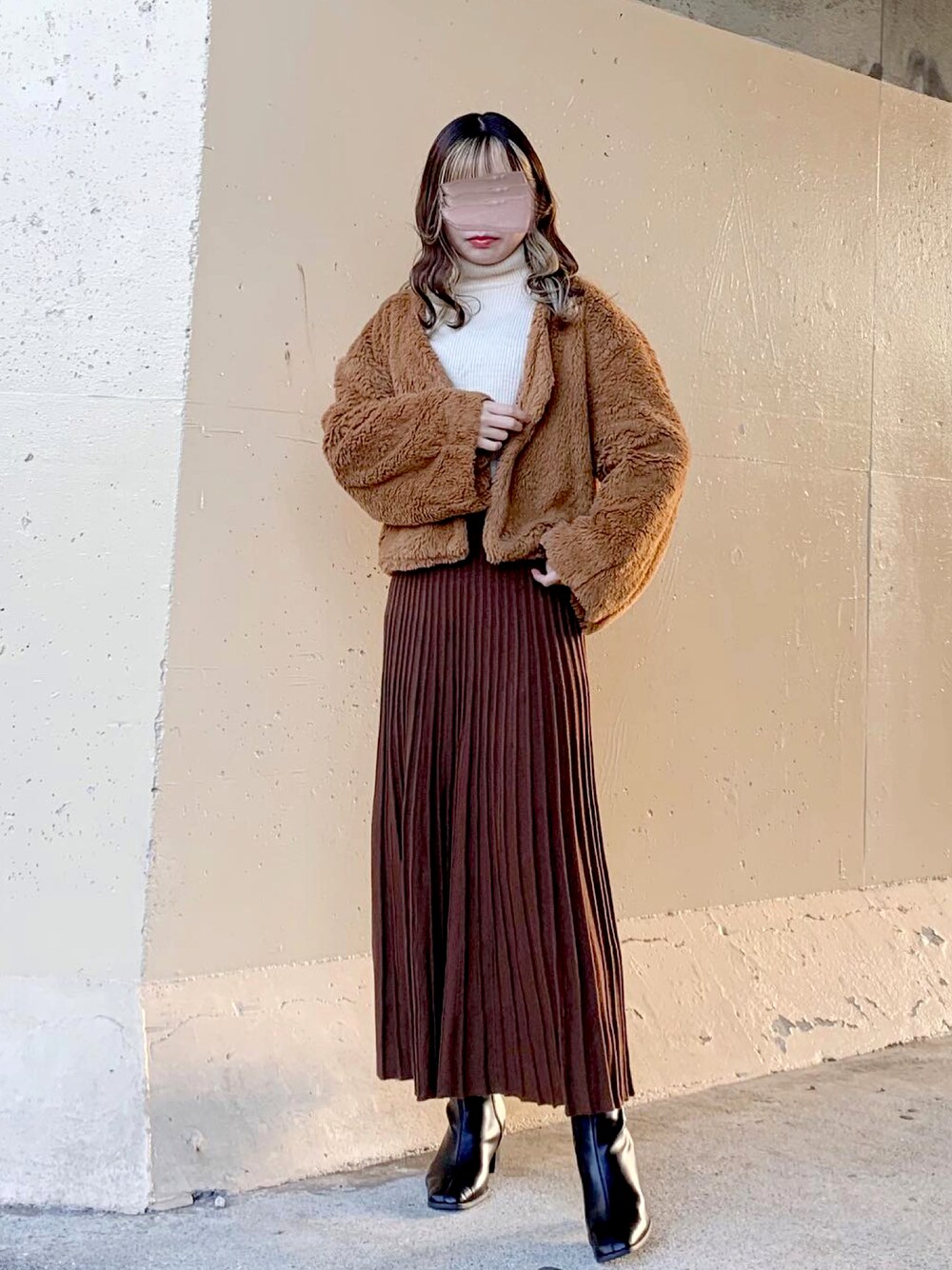 ホワイト系のニット/セーター、ブラウン系のブルゾン、ブラウン系のその他アウターを着用したレディースの冬コーディネートの1枚目の写真