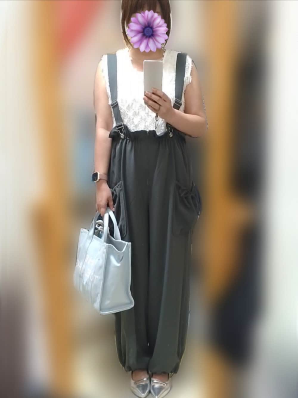 「サロペット、きれいめカジュアル、夏コーデ、ノースリーブ、ショルダーバッグ、トートバッグ」｜「MARC JACOBSの【オンライン限定】THE CANVAS MEDIUM TOTE BAG/ザ キャンバス ミディアム トート バッグ（トートバッグ、ブルー系）」を使った、NE/158cmさん（レディース・158cm）の夏コーディネートの1枚目の写真