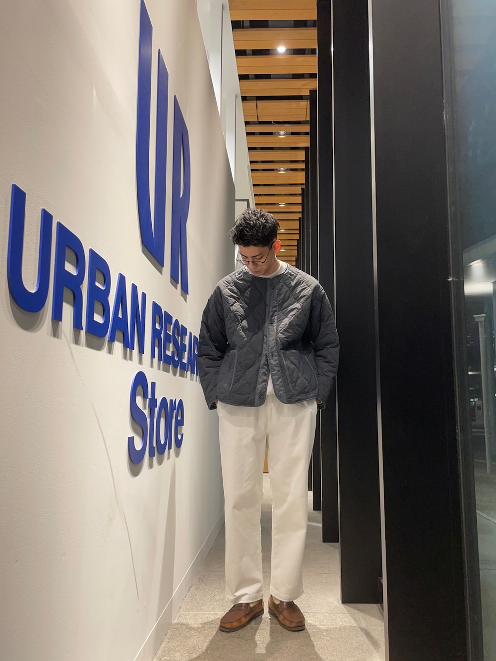 グレー系のダウンジャケット/コート、ホワイト系のスウェット、ホワイト系のその他パンツを着用したメンズの冬コーディネートの1枚目の写真