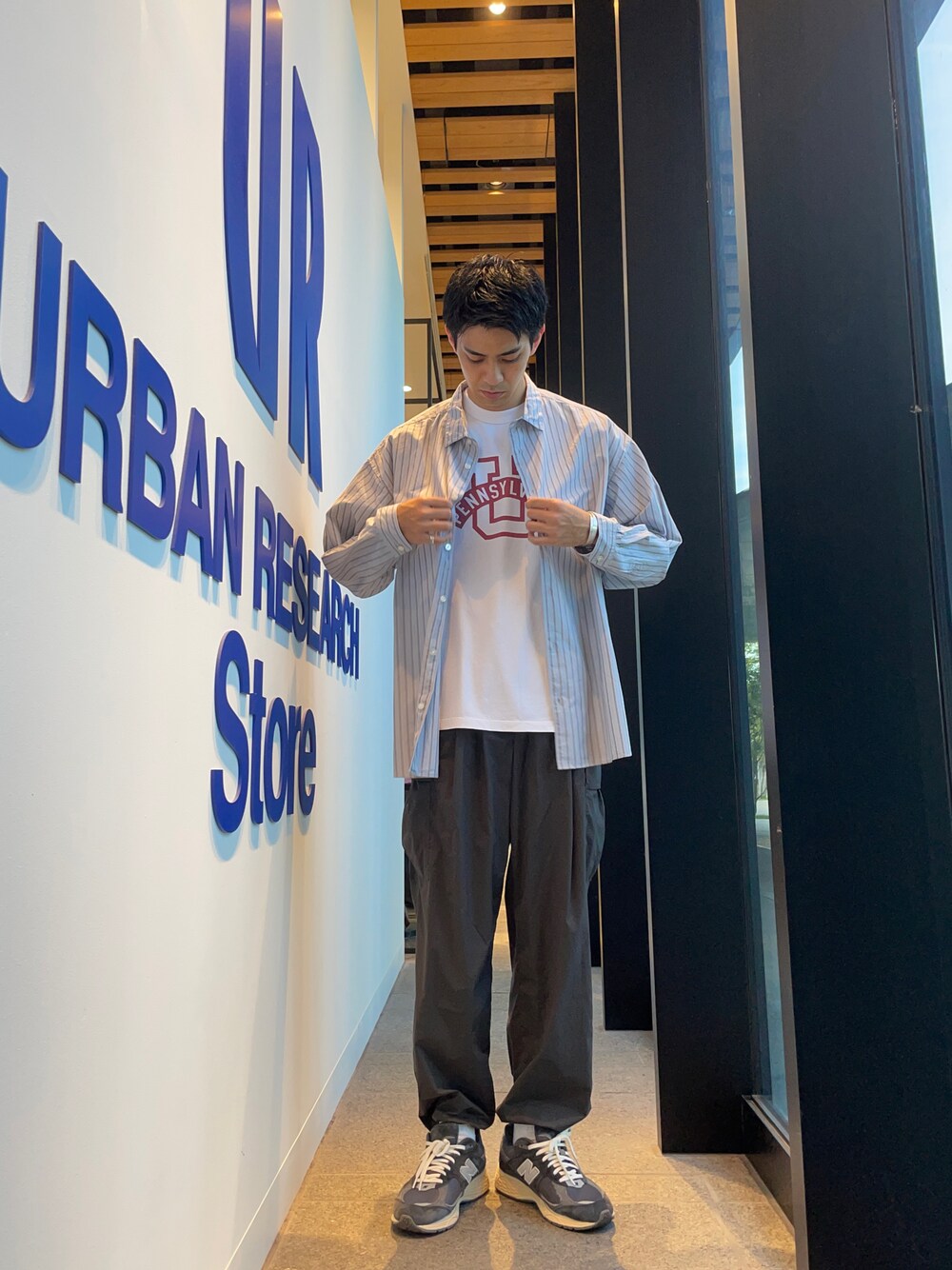 グレー系のシャツ/ブラウス、ホワイト系のTシャツ/カットソー、グレー系のその他パンツを着用したメンズの秋コーディネートの1枚目の写真