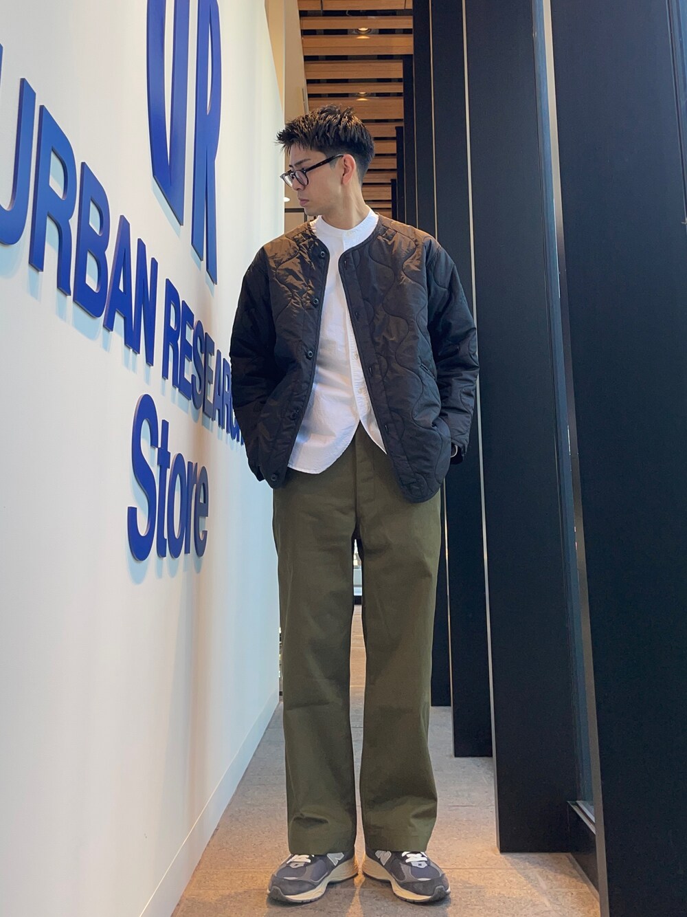 ホワイト系のシャツ/ブラウス、ブラック系のダウンジャケット/コート、グリーン系のその他パンツを着用したメンズの秋コーディネートの1枚目の写真