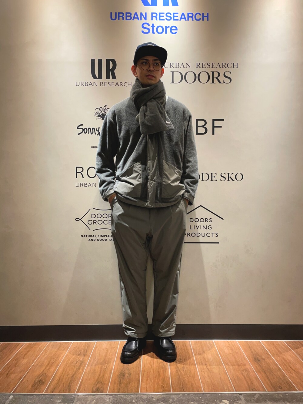 グレー系のカーディガン/ボレロ、グレー系のその他パンツ、ブラック系のモカシン/デッキシューズを着用したメンズの秋コーディネートの1枚目の写真