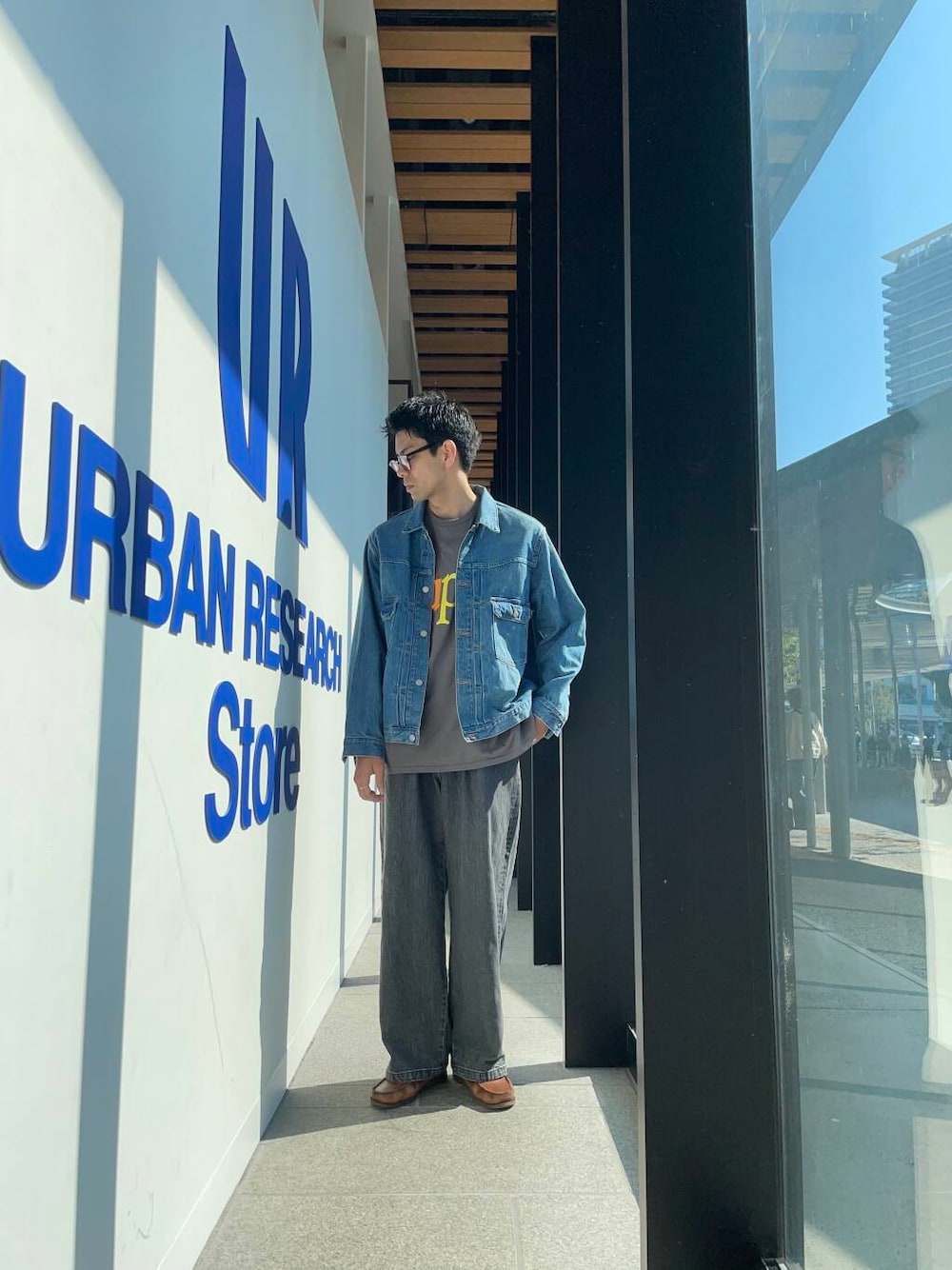 ブルー系のデニムジャケット、グレー系のTシャツ/カットソーを着用したメンズの夏コーディネートの1枚目の写真