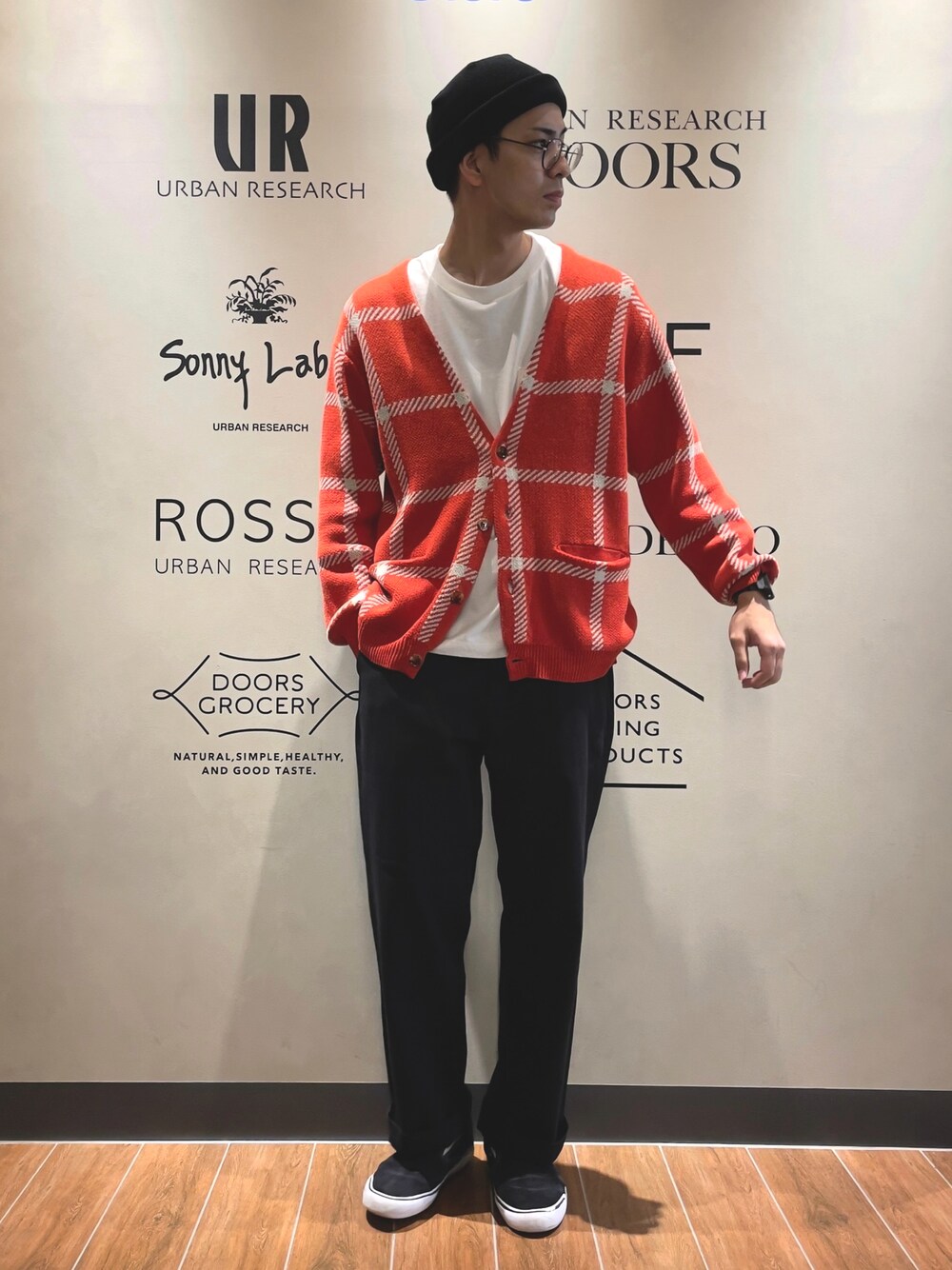 ホワイト系のTシャツ/カットソー、レッド系のカーディガン/ボレロ、ブラック系のデニムパンツを着用したメンズの秋コーディネートの1枚目の写真