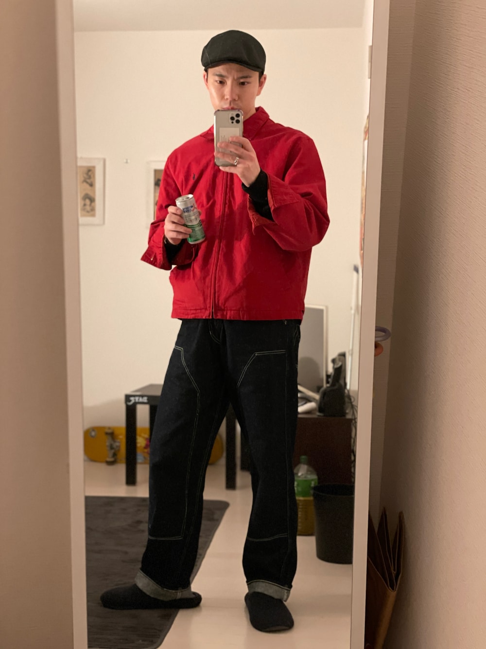 レッド系のブルゾン、ブルー系のデニムパンツ、ブラック系のTシャツ/カットソーを着用したメンズの冬コーディネートの1枚目の写真