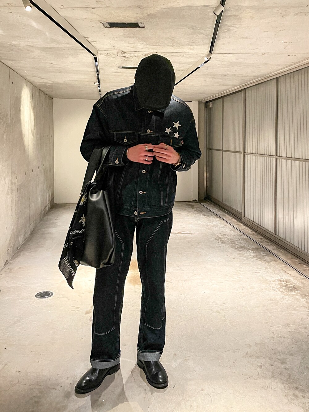 ブルー系のデニムジャケット、ブルー系のデニムパンツ、ブラック系のドレスシューズを着用したメンズの秋コーディネートの1枚目の写真