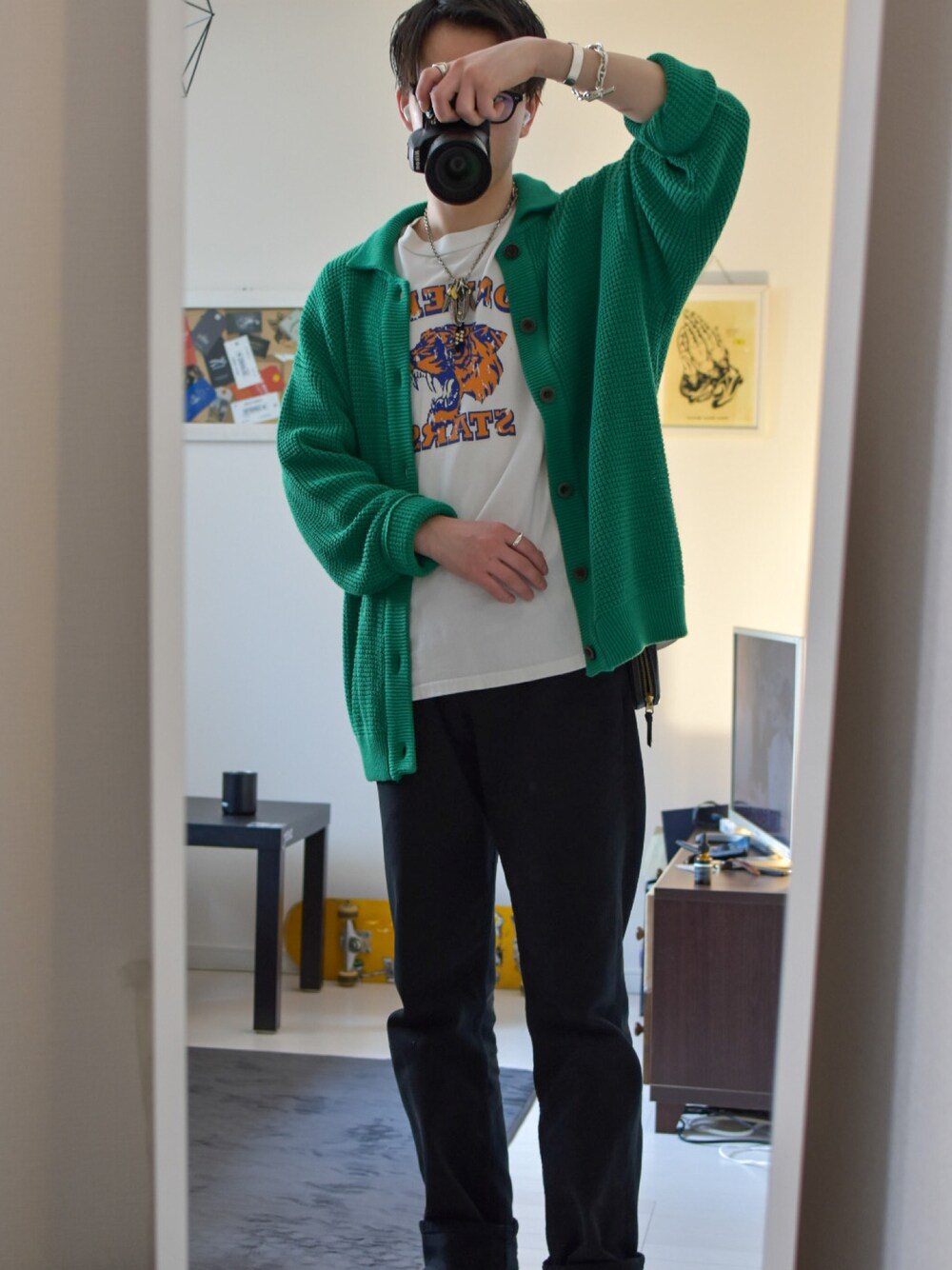 ホワイト系のTシャツ/カットソー、グリーン系のカーディガン/ボレロ、ブラック系のデニムパンツを着用したメンズの春コーディネートの1枚目の写真