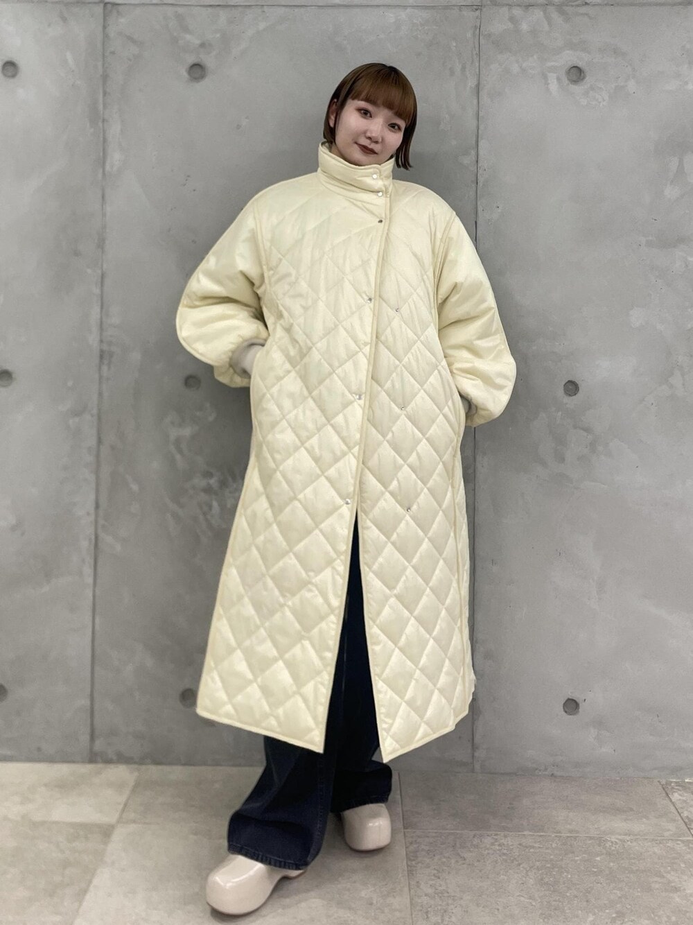 「ルミネ横浜、横浜ルミネ、横浜、ホワイト、ベージュ、長袖、ロング、コート、キルティング、ニット、ブラック、パンツ、デニム、ADAM ET ROPÉ、FEMME」｜「ADAM ET ROPE'のデニムカーゴパンツ（カーゴパンツ、ブラック系）」を使った、meigetsuさん（レディース・157cm）の夏コーディネートの1枚目の写真