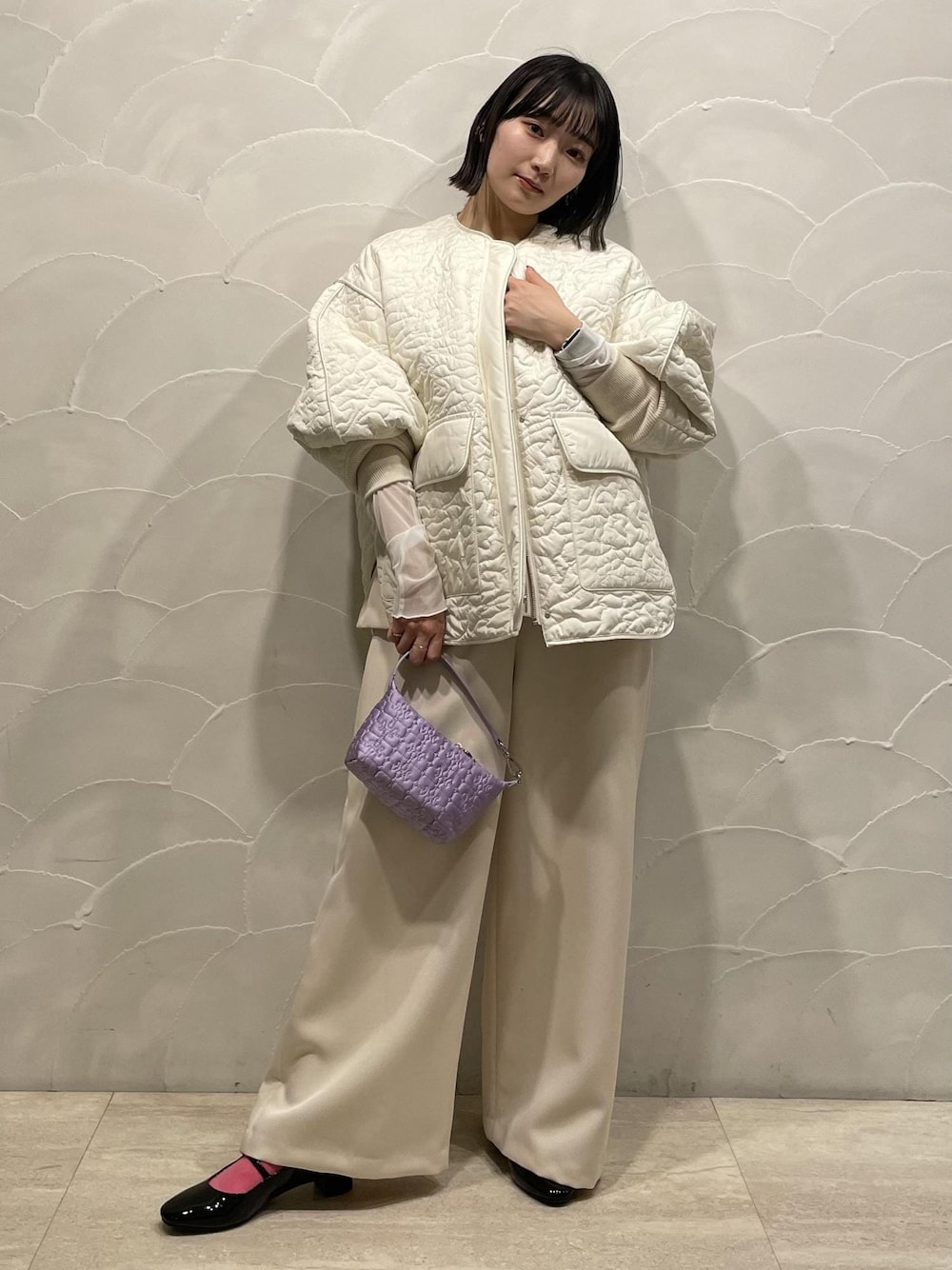 「ADAM ET ROPÉ、FEMME、SDGs、サステナブル、骨格ストレート、骨格ウェーブ、イエベ、ブルべ、カジュアル、大人カジュアル、モード、春、春コーデ、春ファッション、ワントーン」｜「ADAM ET ROPE'の【サステナブル】アートキルティングジャケット（その他アウター、ホワイト系）」を使った、meigetsuさん（レディース・157cm）の冬コーディネートの1枚目の写真