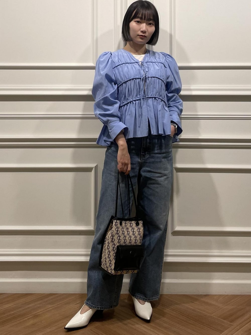 「ADAM ET ROPÉ、FEMME、SDGs、サステナブル、骨格ストレート、イエベ、ブルべ、きれいめカジュアル、大人カジュアル、フェミニン、春、夏、春ファッション、夏ファッション、着痩せ」｜「ADAM ET ROPE'の【サステナブル】フリンジアジャストデニムパンツ（デニムパンツ、ブルー系）」を使った、meigetsuさん（レディース・157cm）の冬コーディネートの1枚目の写真