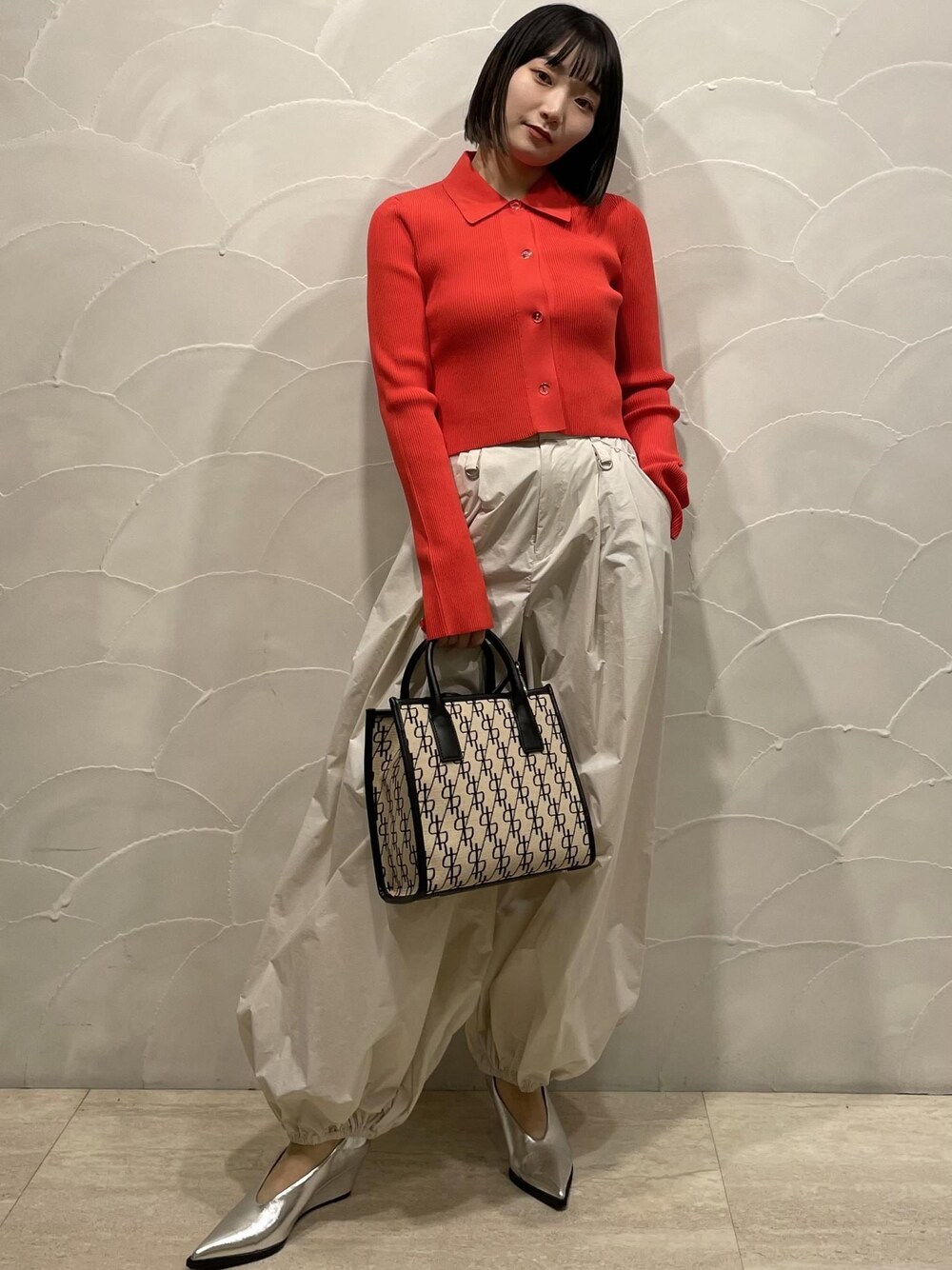 「ADAM ET ROPÉ、FEMME、SDGs、サステナブル、骨格ストレート、イエベ、ブルべ、カジュアル、モード、春コーデ、春ファッション、ビビッドカラー、着痩せ、体型カバー、スタイルカバー」｜「ADAM ET ROPE'のフォルムウェッジパンプス（パンプス、シルバー系）」を使った、meigetsuさん（レディース・157cm）の冬コーディネートの1枚目の写真