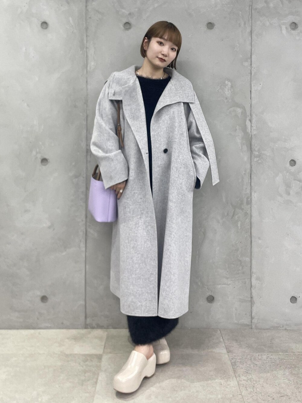 「ルミネ横浜、横浜ルミネ、ショルダーバッグ、パープル、グレー、ロング、コート、オーバーサイズ、襟、ライトグレー、ロング丈、ブラック、プルオーバー、ニット、ADAM ET ROPÉ」｜「ADAM ET ROPE'の【セットアップ対応】フラッフィープルオーバー（ニット/セーター、ブラック系）」を使った、meigetsuさん（レディース・157cm）の夏コーディネートの1枚目の写真