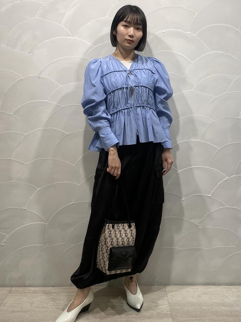 「ADAM ET ROPÉ、FEMME、SDGs、サステナブル、骨格ストレート、イエベ、ブルべ、きれいめカジュアル、フェミニン、モード、春、夏、春コーデ、夏コーデ、春ファッション」｜「ADAM ET ROPE'のモノグラム巾着（ハンドバッグ、ベージュ系）」を使った、meigetsuさん（レディース・157cm）の冬コーディネートの1枚目の写真