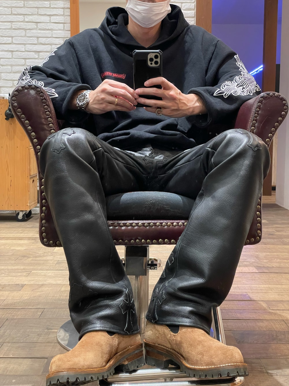 「mattyboy、フーディー、レザーパンツ、クロムハーツ」｜「CHROME HEARTSのアイテム（その他パンツ、ブラック系）」を使った、TARさん（メンズ・178cm）の春コーディネートの1枚目の写真