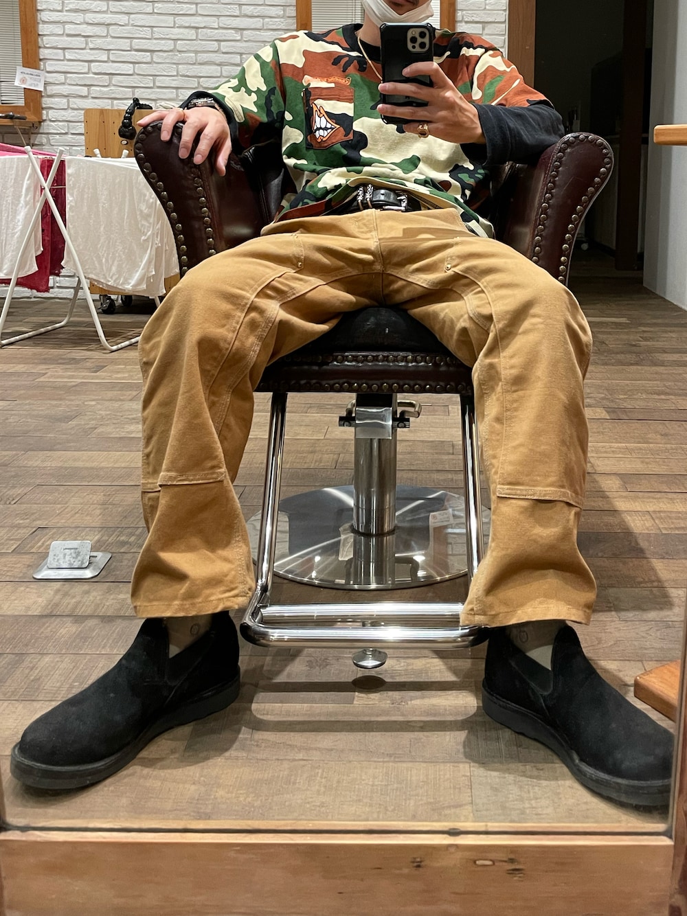 「カモ柄、mattyboy、クロムハーツ、Chrome Hearts、ダブルニー、ワークパンツ」｜「Carharttのアイテム（カーゴパンツ、ベージュ系）」を使った、TARさん（メンズ・178cm）の冬コーディネートの1枚目の写真