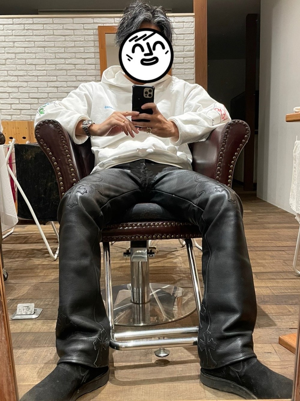 「シンプルコーデ、レザーパンツ、クロムハーツ、白黒コーデ、ウエスコ、ラフアウト」｜「CHROME HEARTSのアイテム（その他パンツ、ブラック系）」を使った、TARさん（メンズ・178cm）の冬コーディネートの1枚目の写真
