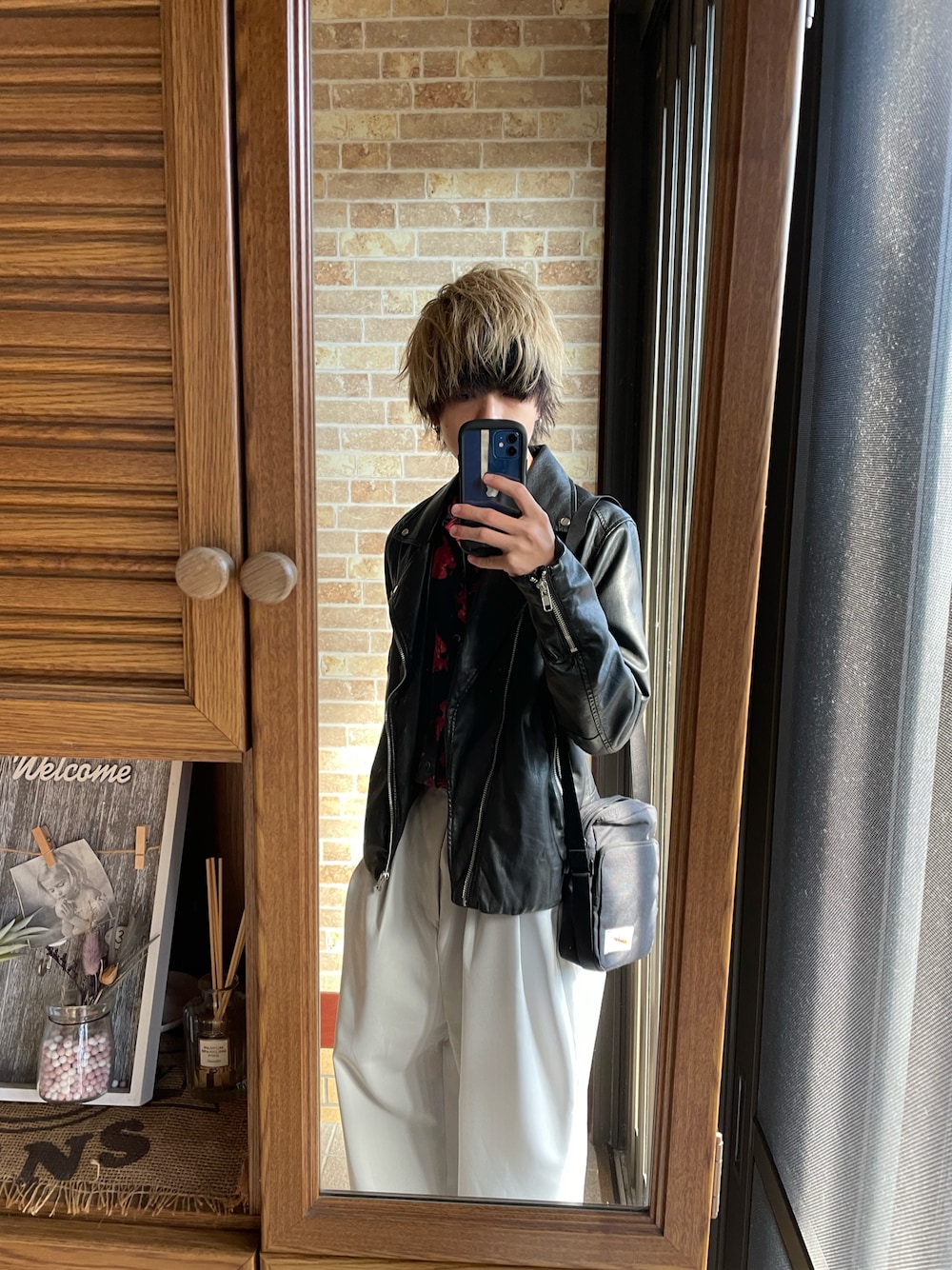 「柄シャツ、ワイドパンツ、ライダース、きれいめコーディネート、ビッグシルエット、休日スタイル、古着屋巡り」｜「H&MのH&M - バイカージャケット - ブラック（ライダースジャケット、ブラック系）」を使った、ゆうまっちさん（メンズ・167cm）の秋コーディネートの1枚目の写真