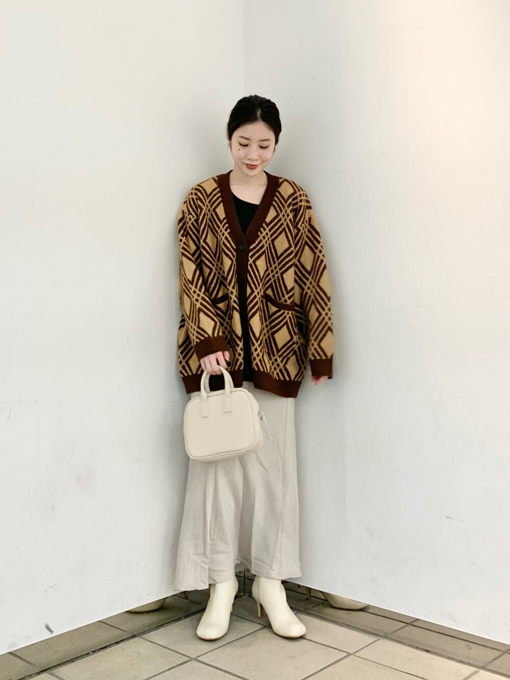 「秋のコーデ、大人カジュアル、ootd、きれいめカジュアル、プチプラ、休日スタイル、ゆるコーデ、カーディガン、大人コーデ、ショートブーツ、淡色コーデ、ホワイト、フレアスカート、カジュアル、着回し抜群」｜「LOWRYS FARMの２ＷＡＹボストンバッグ　958281（ボストンバッグ、ホワイト系）」を使った、hanazoさん（レディース・158cm）の秋コーディネートの1枚目の写真