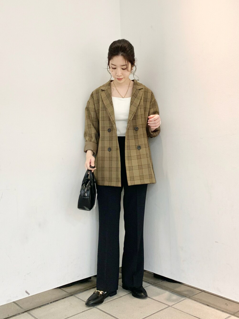 「ジャケット、カジュアル、シンプル、ローファー、秋のコーデ、ハイウエスト、キレイめ、きれいめカジュアル、ootd、フレアパンツ、ローリーズファーム(LOWRYS FARM)、今日のコーデ、オトナカジュアル、いいね、save、フォローお願いします🤑、ラブアンドピース2021」｜「LOWRYS FARMのツイルカラーフレアパンツ　925462（その他パンツ、ブラック系）」を使った、hanazoさん（レディース・158cm）の秋コーディネートの1枚目の写真