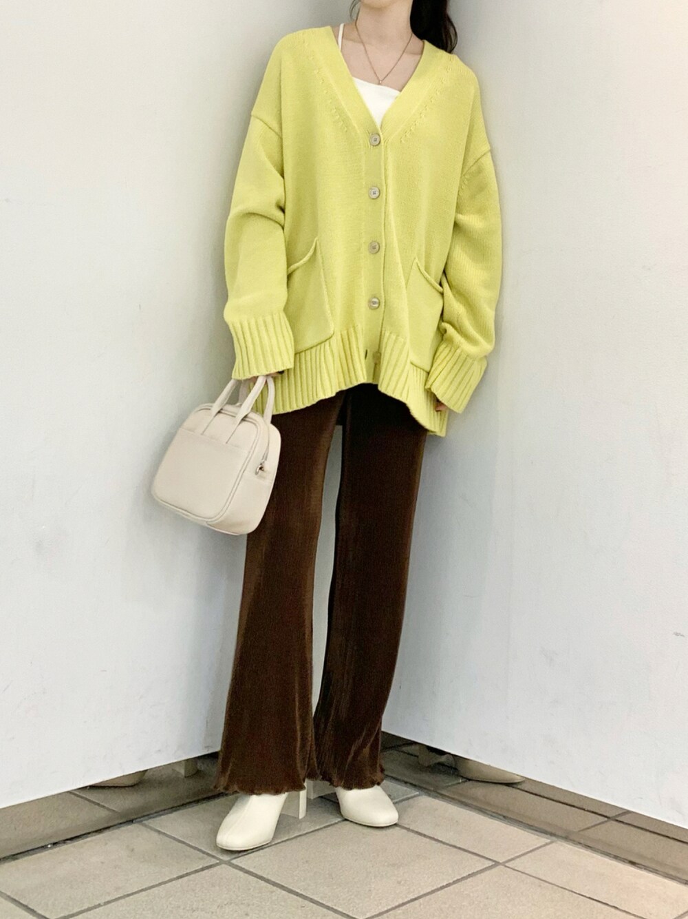 「カーディガン、シンプル、秋のコーデ、ショートブーツ、キレイめ、きれいめカジュアル、ootd、イエローコーデ、ラクチンコーデ、ローリーズファーム(LOWRYS FARM)、今日のコーデ、プリーツパンツ、オトナカジュアル、秋服準備はじめました、ラブアンドピース2021」｜「LOWRYS FARMのストレッチヒールブーツ　851418（ブーツ、ホワイト系）」を使った、hanazoさん（レディース・158cm）の秋コーディネートの1枚目の写真