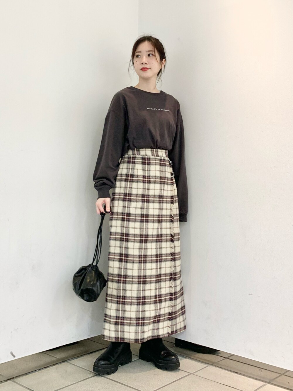 「だから秋服が好き、秋のコーデ、休日スタイル、シンプルコーデ、大人カジュアル、今日のコーデ、ロングスカート、ロンT、スニーカーコーデ、マキシ丈ワンピース、ootd、いいね、save、フォローお願いします🤑、カジュアルコーデ」｜「LOWRYS FARMの厚底サイドゴアブーツ　215756（ブーツ、ブラック系）」を使った、hanazoさん（レディース・158cm）の秋コーディネートの1枚目の写真