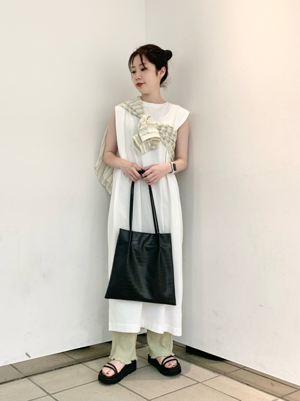 「オトナカジュアル、カラーパンツ、シンプルコーデ、きれいめカジュアル、レイヤードスタイル、シャツスタイル、プチプラコーデ、ootd、ワンピース、夏」｜「LOWRYS FARMのＦＬトートＢＡＧ　844093（トートバッグ、ブラック系）」を使った、hanazoさん（レディース・158cm）の夏コーディネートの1枚目の写真