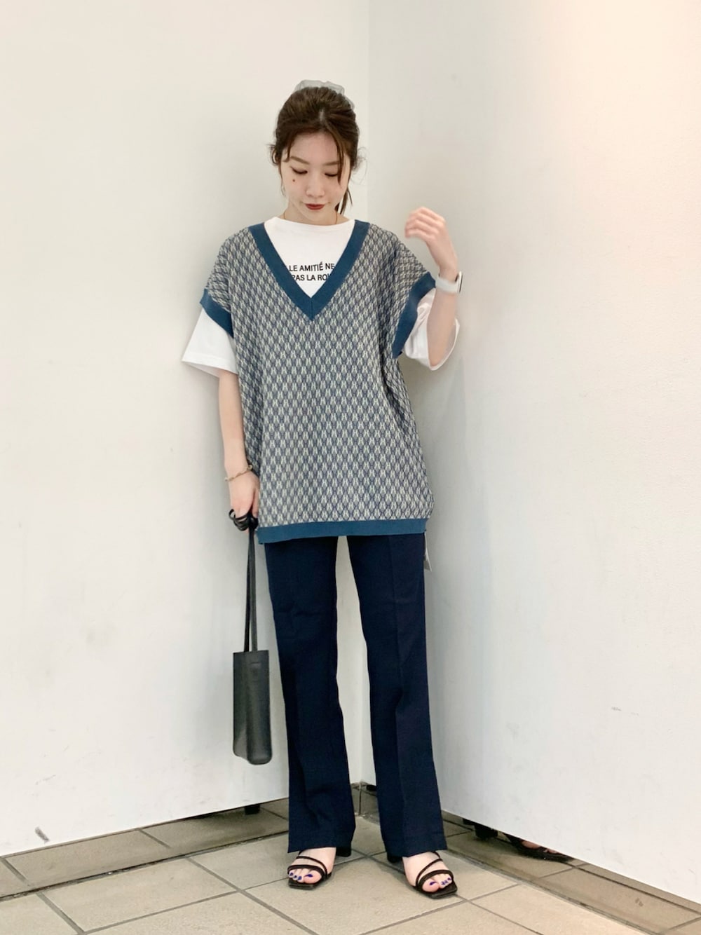 「夏、シンプルコーデ、カジュアル、ローリーズファーム(LOWRYS FARM)、ベスト、白Tシャツ、サンダルコーデ、ビタミンカラー、ロゴT、休日コーデ」｜「LOWRYS FARMのラインヒールサンダル　876664（サンダル、ブラック系）」を使った、hanazoさん（レディース・158cm）の夏コーディネートの1枚目の写真