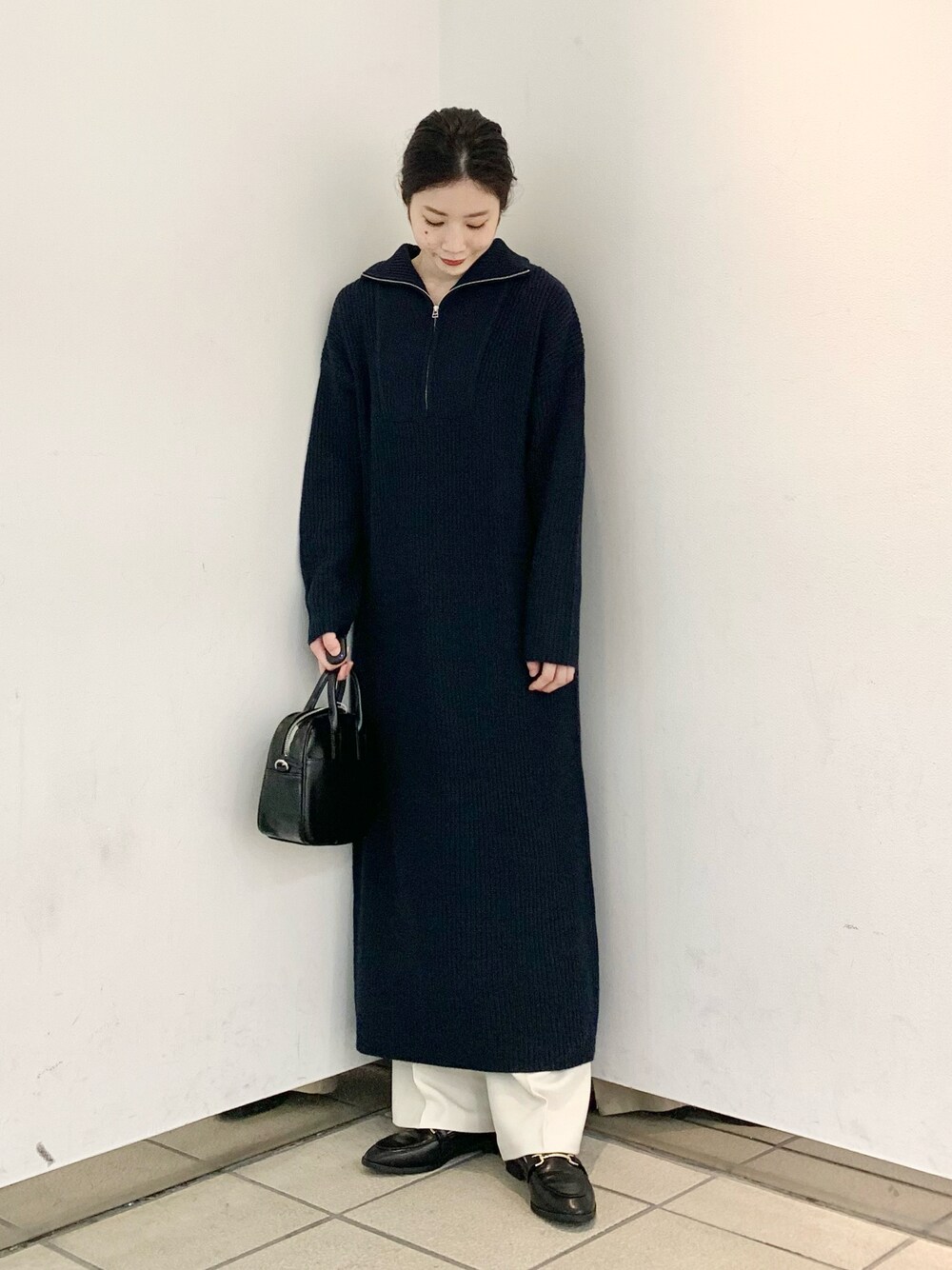 「だから秋服が好き、秋コーデ、オトナカジュアル、シンプル、きれいめカジュアル、パンツスタイル、秋冬コーデ、ゆるコーデ、キレイめ、ワイドパンツ、ローリーズファーム(LOWRYS FARM)、いいね、save、フォローお願いします🤑、リラックススタイル、レイヤードスタイル、ナチュラル」｜「LOWRYS FARMの２ＷＡＹボストンバッグ　958281（ボストンバッグ、ブラック系）」を使った、hanazoさん（レディース・158cm）の秋コーディネートの1枚目の写真