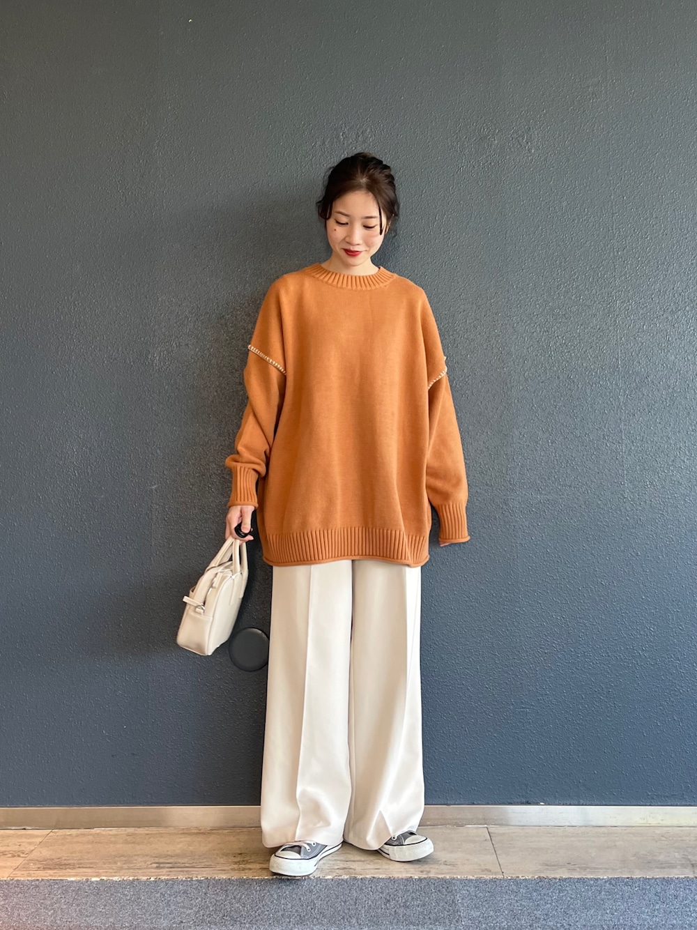 「カジュアル、シンプル、キレイめ、きれいめカジュアル、パンツスタイル、ootd、秋服、秋、低身長コーデ、ローリーズファーム(LOWRYS FARM)、オトナカジュアル、ニットコーデ、おしゃれさんと繋がりたい、wearhalloween2021、ニット/セーター」｜「LOWRYS FARMのハイショクステッチプルオーバーＬＳ　216127（ニット/セーター、オレンジ系）」を使った、hanazoさん（レディース・158cm）の秋コーディネートの1枚目の写真