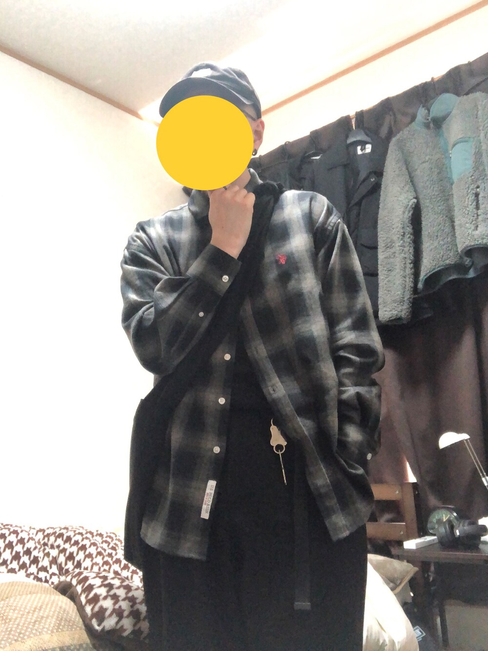 ブラック系のシャツ/ブラウス、ブラック系のショルダーバッグ、ブラック系のスウェットパンツを着用したメンズの春コーディネートの1枚目の写真