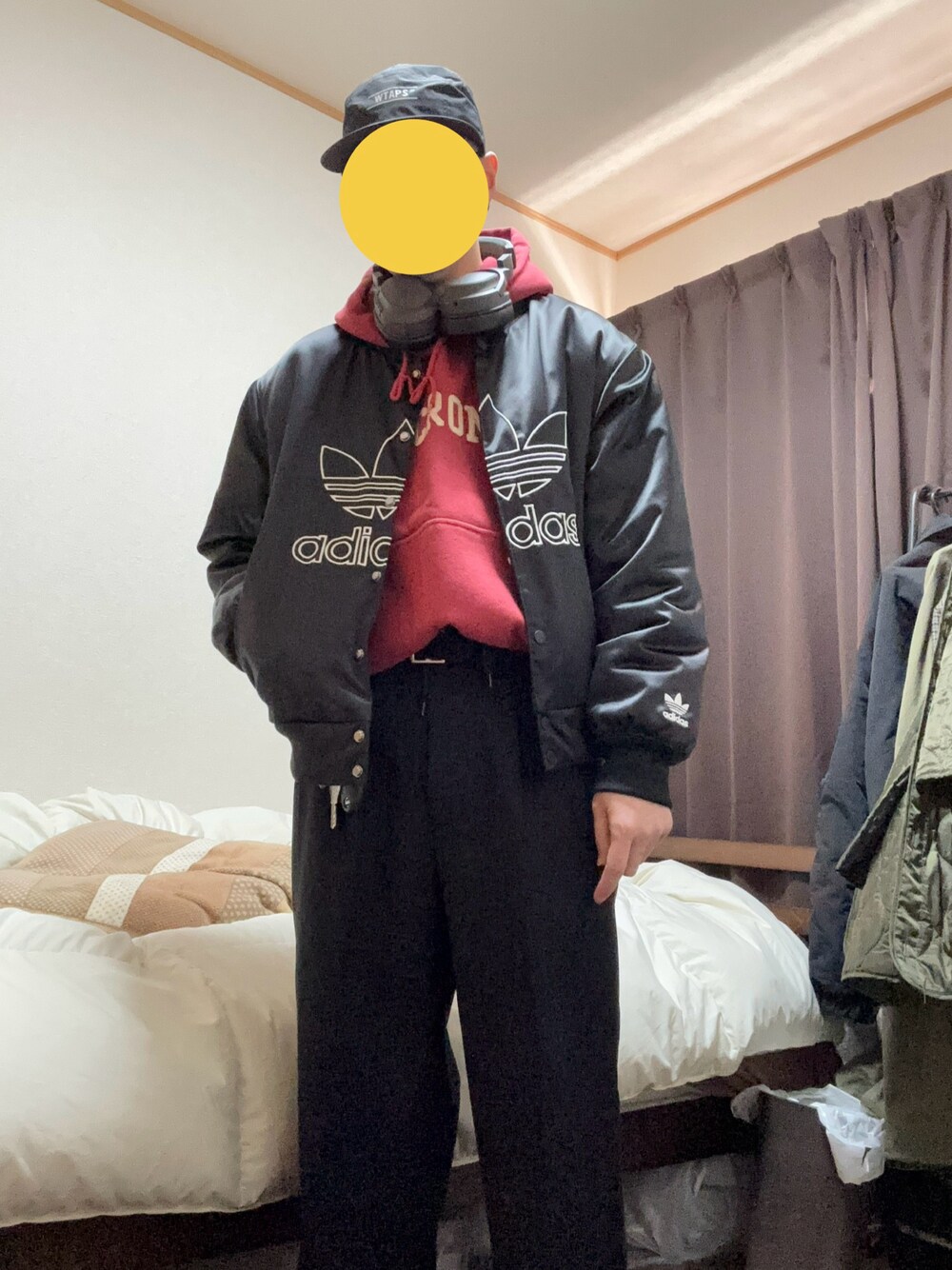 「プチプラ、休日スタイル、秋冬コーデ、シンプルコーデ、キャップ、パーカー、スラックス、差し色コーデ、低身長」｜「WTAPSのアイテム（キャップ、ブラック系）」を使った、ギバンさん（メンズ・162cm）の冬コーディネートの1枚目の写真