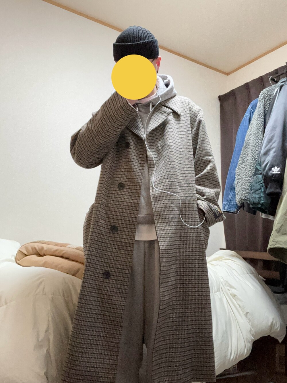 「ちょっとそこまで、ビーニー、めがね、トレンチコート、パーカー、スウェット、レイヤードスタイル、低身長、秋冬コーデ、おしゃれさんと繋がりたい」｜「FREAK'S STOREのアイテム（ニットキャップ/ビーニー、ブラック系）」を使った、ギバンさん（メンズ・162cm）の冬コーディネートの1枚目の写真