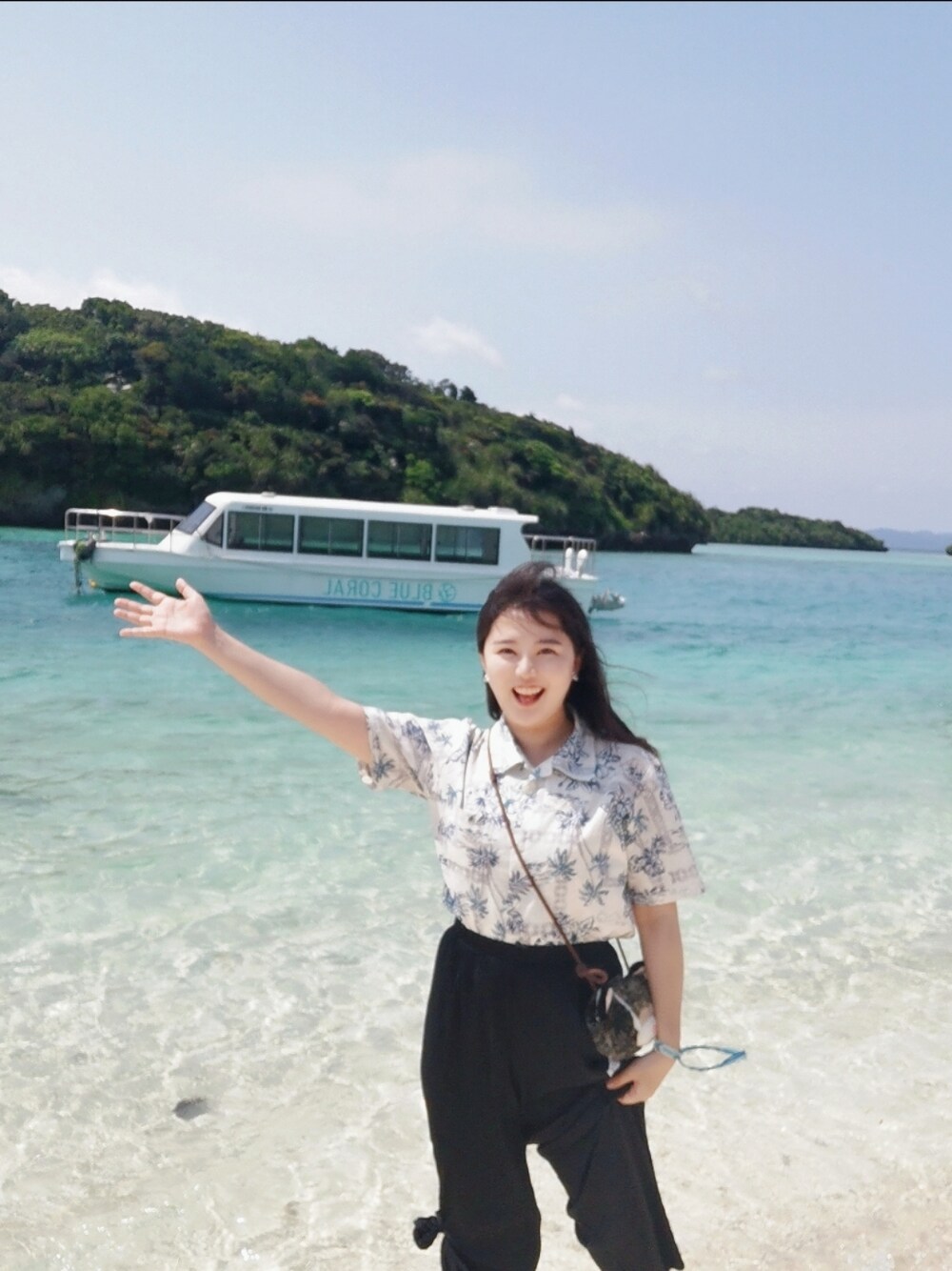 「かりゆしウェアのアイテム（シャツ/ブラウス、ホワイト系）」を使った、まいさん（レディース・157cm）の春コーディネートの1枚目の写真