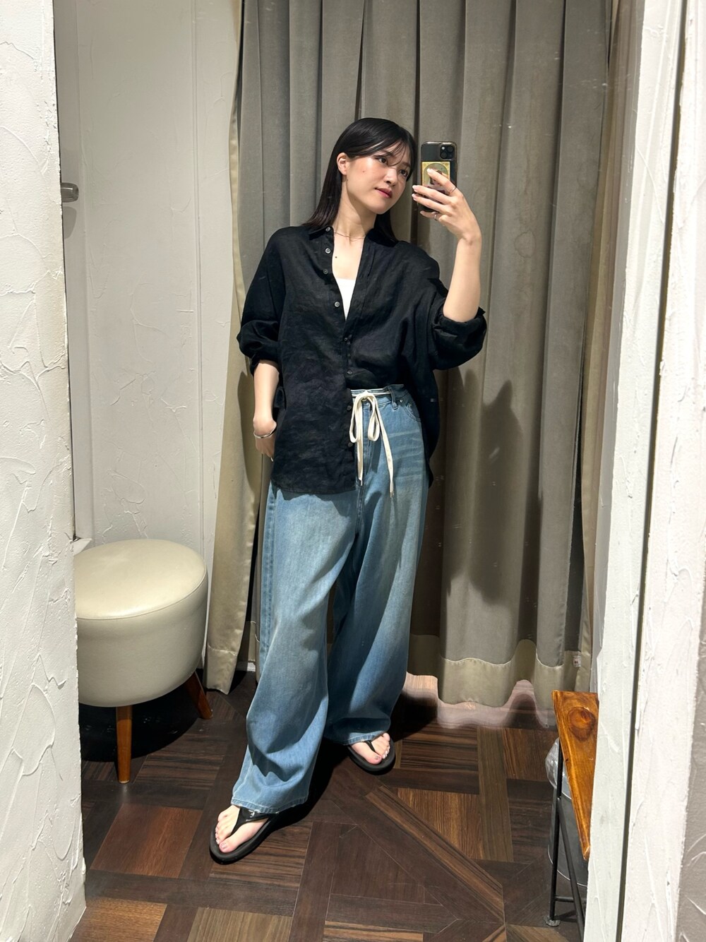 ブラック系のシャツ/ブラウス、ブルー系のデニムパンツを着用したレディースの夏コーディネートの1枚目の写真