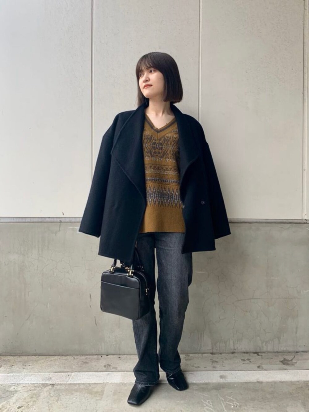 「カジュアル、大人カジュアル、シンプル、ミニバッグ、ブーツ、パンツスタイル、冬コーデ、デニムパンツ、YANUK、ニット、リヴドロワ、RIVEDROITE、ハンサムコーデ、ボブ、ブラック」｜「RIVE DROITEの大人のデザインニット　編み込みジャガードVネックニット（ニット/セーター、ブラウン系）」を使った、miuさん（レディース・158cm）の冬コーディネートの1枚目の写真