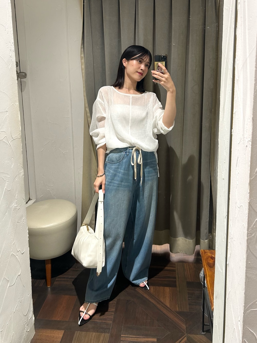 ホワイト系のシャツ/ブラウス、ブルー系のデニムパンツ、ホワイト系のボディバッグ/ウエストポーチを着用したレディースの夏コーディネートの1枚目の写真