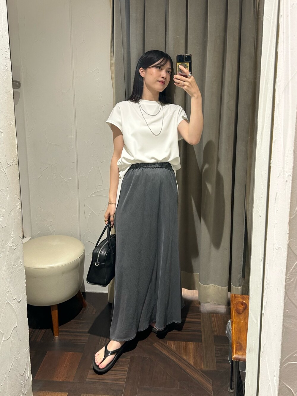 ホワイト系のTシャツ/カットソー、ブラック系のスカート、シルバー系のネックレスを着用したレディースの夏コーディネートの1枚目の写真