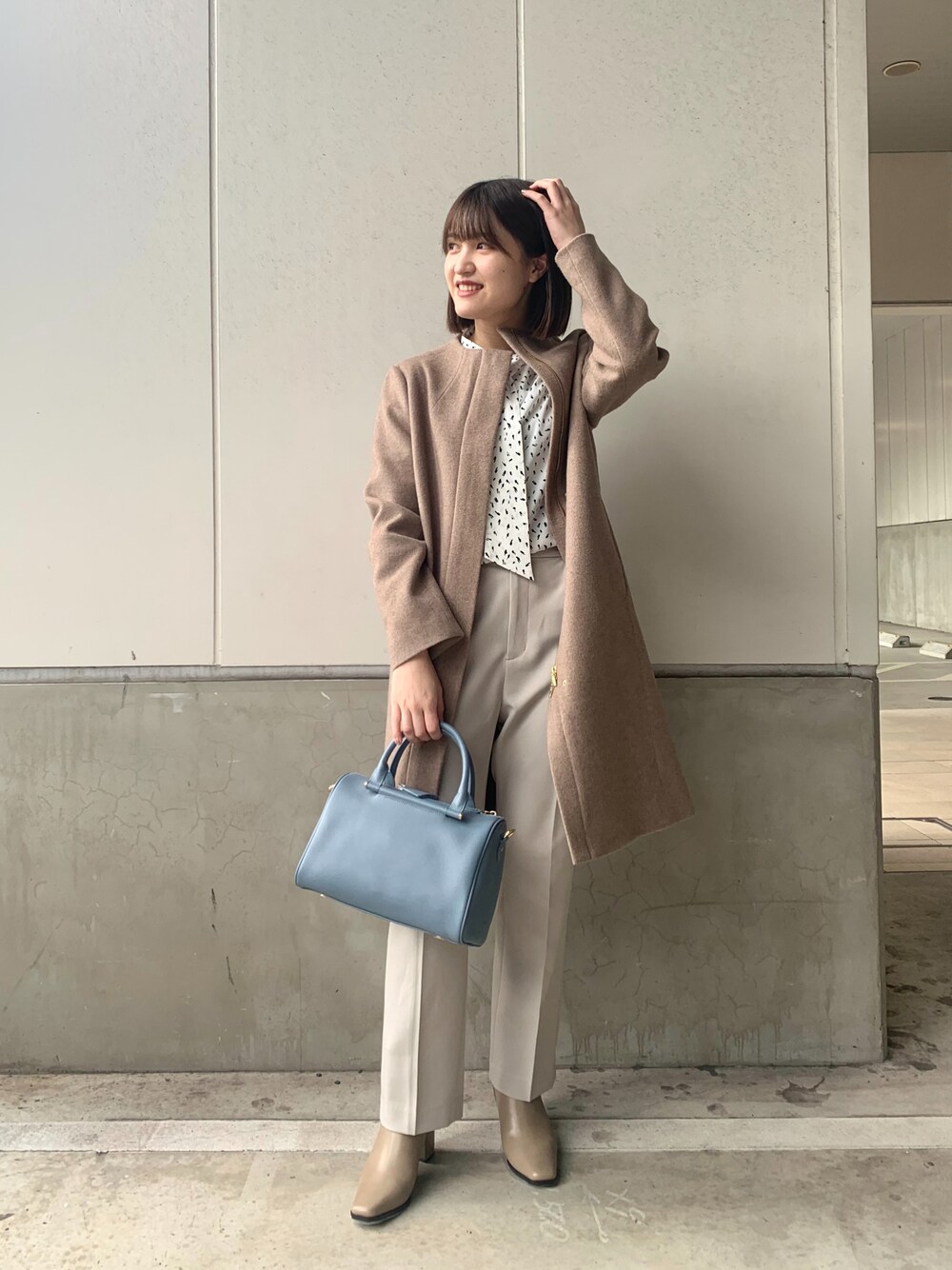 「未来のWEARISTAプロジェクト、お洒落さんとつながりたい、ootd、冬コーデ、ショートブーツ、淡色コーデ、ワントーンコーデ、キレイめ、ベージュ、オフィスカジュアル、ブラウス、ストレートパンツ、大人女子、RIVEDROITE、リヴドロワ」｜「RIVE DROITEのあらゆるスタイリングにマッチする　ボトルネックジップコート（ノーカラーコート、ピンク系）」を使った、miuさん（レディース・158cm）の冬コーディネートの1枚目の写真