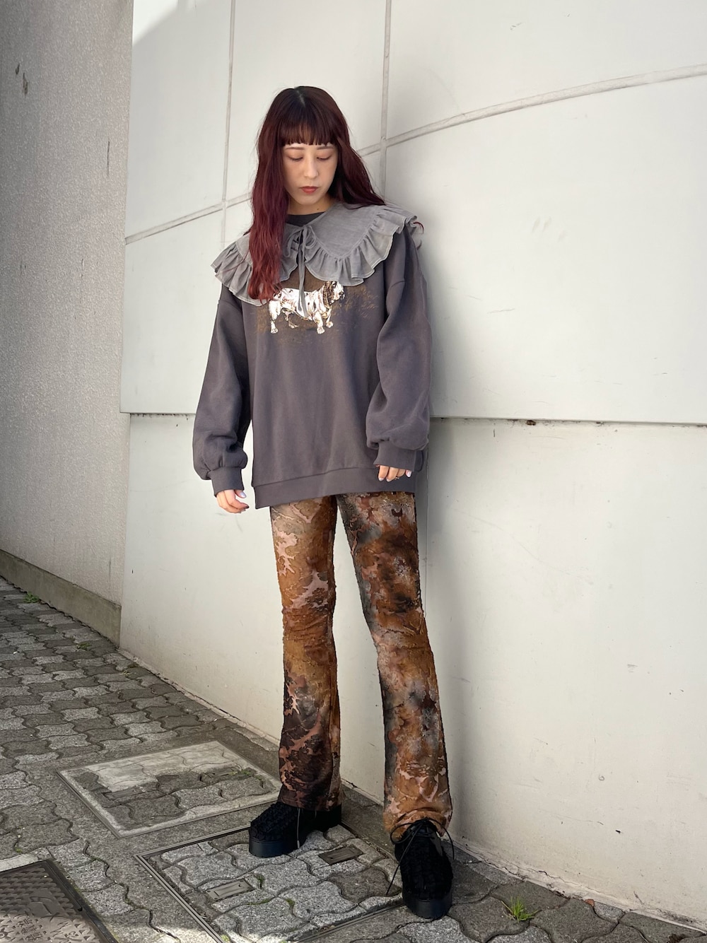 グレー系のTシャツ/カットソー、ブラウン系のその他パンツ、ブラック系のその他シューズを着用したレディースの春コーディネートの1枚目の写真