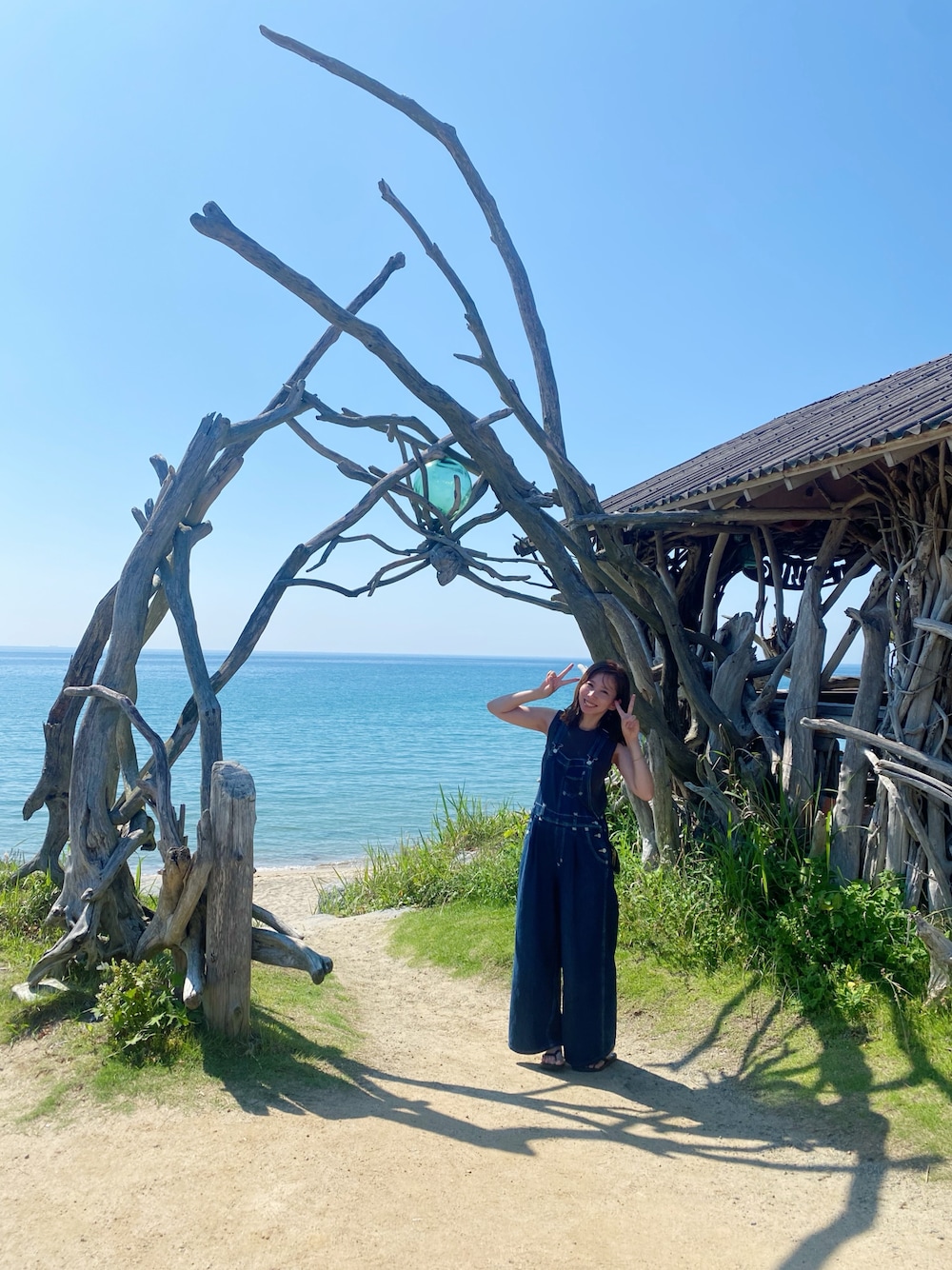 ブルー系のオールインワン・サロペットを着用したレディースの夏コーディネートの1枚目の写真